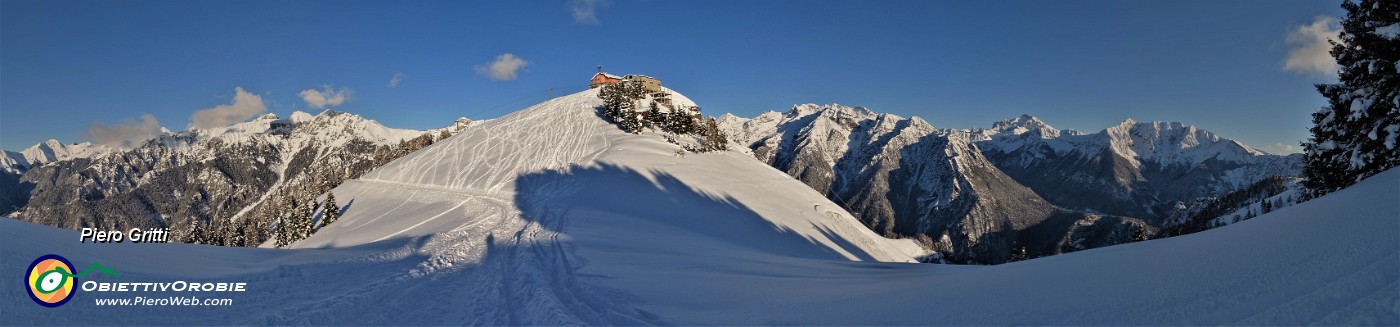 81 Vista panoramica verso il Monte Torcola Soliva (1746 m) col Rifugio in disuso.jpg